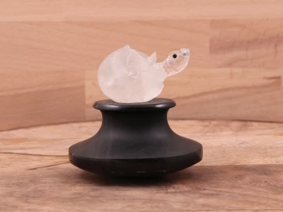 Afbeelding van Bergkristal Schildpad in ei beeldje op grote voet 346 gram