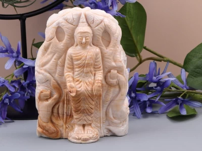 Afbeelding van Versteend hout Boeddha beeld in varada mudra houding 313 gram