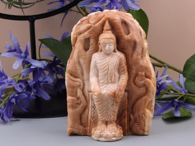 Afbeelding van Versteend hout Boeddha beeld in varada mudra houding 449 gram