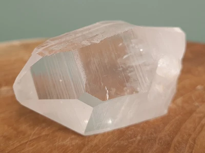 Afbeelding van Lemurisch zaad kristal met vrouwelijk venster 215 gram