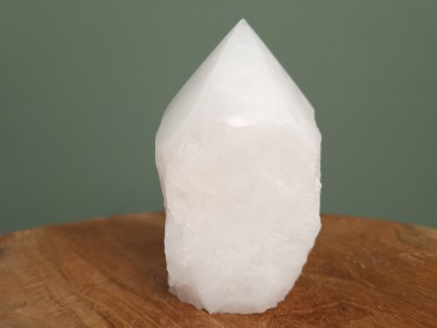 Afbeelding van Bergkristal ruw met geslepen punt 586 gram