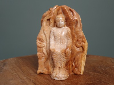 Afbeelding van Versteend hout Boeddha beeld in varada mudra houding 449 gram