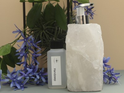 Afbeelding van Bergkristal zeeppomp met zilver kleurige dop tussen 18 en 19 cm hoog