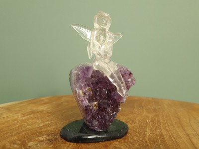 Afbeelding van Bergkristal Elfje op Amethist hart beeldje 171 gram