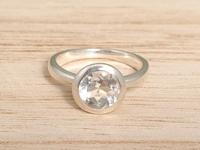 Afbeelding van Bergkristal in zilveren ring facet geslepen ringmaat 17,5