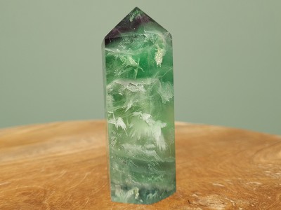 Afbeelding van Fluoriet punt groen met een beetje paars 207 gram