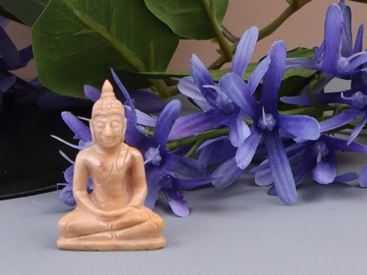 Afbeelding voor Versteend hout Boeddha beeldje in dhyana mudra houding 7 gram