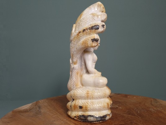 Afbeelding voor Versteend hout Boeddha beeld in dhyana mudra houding 1017 gram
