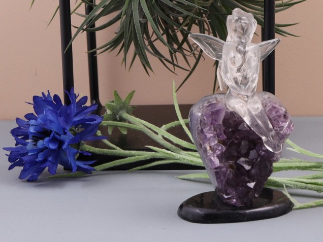 Afbeelding voor Bergkristal Elfje op Amethist hart beeldje 171 gram