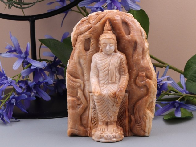 Afbeelding voor Versteend hout Boeddha beeld in varada mudra houding 449 gram